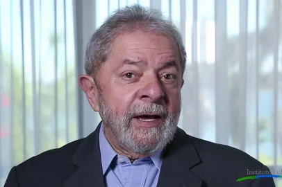  O ex-presidente Luiz Inácio Lula da Silva gravou nesta sexta-feira (15), em Brasília, uma mensagem ao país e aos deputados sobre a votação da issibilidade da denúncia do impeachment pela Câmara, que acontece neste domingo. Lula ou a semana conversando com lideranças políticas sobre a necessidade de garantir a democracia e não deixar um golpe acontecer.  