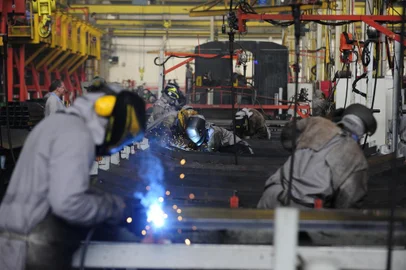  Imprensa Visita Empresas Randon. Jornalistas visitam produção de carretas da Randon.