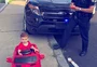 Garoto de um ano é "multado" por policial ao "dirigir" em calçada nos EUA