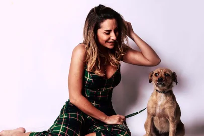 Instituto Sérgio Lovato e a loja Gabriela Vergani realizam produção de fotos em prol da ONG Amor Vira-lata. Na foto, Gabriela Vergani e Moni, a mascote da ONG