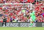 Aclamado pela torcida, Alisson estreia no Liverpool
 com vitória de 5 a 0 sobre o Napoli