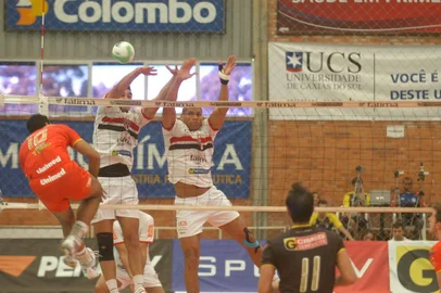  Fátima/Mequímica/UCS/SPFC. Partida de vôlei pela Superliga, entre Fátima/Medquímica/UCS/SPFC e Cimed. Na foto, disputa realizada na quadra poliesportiva da UCS.