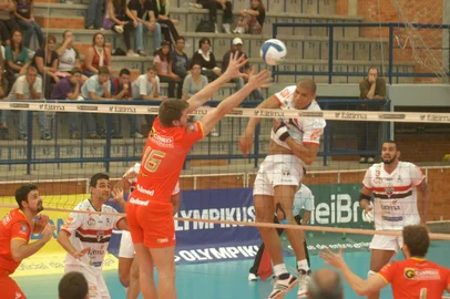  Fátima/Mequímica/UCS/SPFC. Partida de vôlei pela Superliga, entre Fátima/Medquímica/UCS/SPFC e Cimed. Na foto, disputa realizada na quadra poliesportiva da UCS.