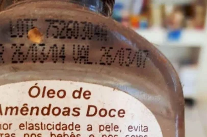 Óleo de amêndoas descoberto em mercado de Machadinho, vencido desde 2007. Foto: Ministério Público/Divulgação