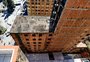 Como vivem os moradores do "Esqueletão", prédio inacabado no centro de Porto Alegre