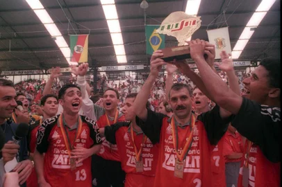 Final do estadual entre Enxuta x Perdigão Metasa.Na foto, Serginho (Sérgio Luiz Schiochet), capitão do time com a taça.FOTO DE ARQUIVO (11-12-1994)COTATO 8663