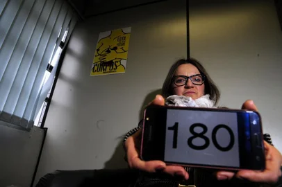 CAXIAS DO SUL, RS, BRASIL, 09/08/2018 - Rede de proteção à mulher reforça importância de vítimas de violência doméstica denunciarem agressores. Um dos canais, é o 180. Na foto, a coordenadora do Centro de Referência da Mulher, Thais Bampi. (Marcelo Casagrande/Agência RBS)