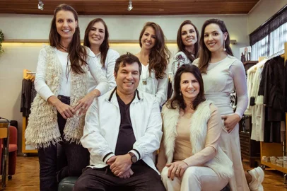 Colheita Tardia ocorre neste sábado, na Concept Store Carla Carlin.Legenda foto: Paulinho Silva, promoter do encontro, com Carla Carlin, e convidadas Fabiane Montemezzo, Rachel Vanin, Gabriele Backendorf, Fernanda Felippis, e Lenara Meneghel