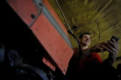 Criúva é um dos poucos distritos do interior de Caxias onde o celular funciona bem, devido à instalação de uma antena da Vivo, em 2016.Evandro rech, 46, avicultor da localidade de Linha Santa Catarina. (Lucas Amorelli/Agência RBS)