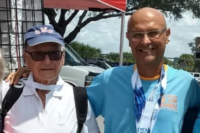 Anton Karl Biedermann (de branco), aos 94 anos, depois de conquistar 5 medalhas na categoria 90 + durante o Panamericano Master de Natação, realizado na Florida, Estados Unidos. Ao lado, vestido de azul, o medalhista olímpico Djan Madruga - bronze em Moscou, 1980.