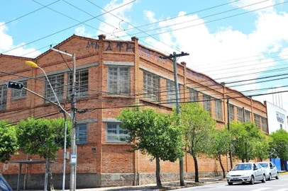 Pichação com rabiscos no alto do prédio da Maesa, na esquina das ruas Treze de Maio e Plácio de Castro.