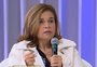 Claudia Rodrigues recebe alta e deixa o hospital de cadeira de rodas