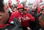 FOTOS:  Guerrero é recepcionado com festa da torcida colorada no aeroporto 