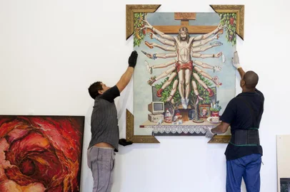 Montagem da exposição Queermuseu na Escola de Artes Visuais do Parque Lage no Rio de Janeiro.