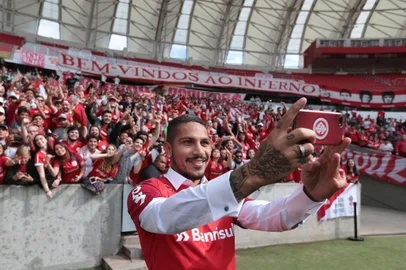  PORTO ALEGRE, RS, BRASIL, 15/08/2018 - Chegada do reforço do Inter, Paolo Guerrero. (FOTOGRAFO: FERNANDO GOMES / AGENCIA RBS)