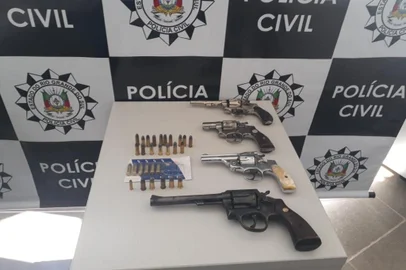 Operação Aquiles apreende armas na Serra. Na foto, dois revólveres 32 e dois calibre 38, além de munições. 