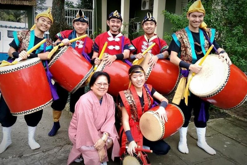 grupo de tambores japoneses requios geino dokokai. 