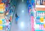 VÍDEO: cachorro é flagrado "roubando" saco de pães em supermercado