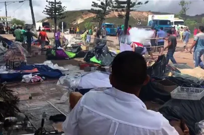 Moradores da cidade fronteiriça brasileira de Pacaraima, em Roraima, queimam pneus e pertences de imigrantes venezuelanos após atacarem os dois principais campos improvisados, levando-os a cruzar a fronteira de volta ao seu país natal em 18 de agosto de 2018. O Brasil enviará tropas para a fronteira com a Venezuela.
