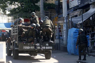 Ao menos cinco pessoas morreram durante uma operação conjunta que as forças de segurança realizam nos Complexos do Alemão, da Maré e da Penha desde a madrugada desta segunda-feira (20), no Rio de Janeiro. Nos confrontos, um militar morreu e outro ficou ferido.  Desde o início da intervenção federal no estado, em fevereiro desde ano, esta é a primeira morte de um agente. Ao todo, mais de 4,2 mil homens, entre militares do Exército e da  Marinha, policiais militares e civis atuam em conjunto, inclusive com a utilização de veículos blindados. 