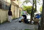 Lixo espalhado pelo chão emporcalha ruas do bairro Jardim Botânico