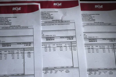  CAXIAS DO SUL, RS, BRASIL, 20/08/2018 - Os reajustes de luz da RGE chegaram ao bolso do consumidor e muitos estão revoltados. Enquanto isso a CPFL (as distribuidoras RGE e RGE Sul, que atendem 373 municípios gaúchos, pertencem ao Grupo CPFL) anunciou lucro de R$ 265% no segundo trimestre do ano. (Marcelo Casagrande/Agência RBS)