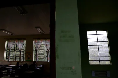  VIAMÃO, RS, BRASIL, 20-08-2018: Sala de aula sem energia elétrica na Escola Estadual Érico Verissimo, no bairro Lomba do Sabão. O colégio chegou a ficar pelo menos quatro meses sem luz. Há algumas semanas, a energia foi reestabelecida, mas voltou a apresentar problema. (Foto: Mateus Bruxel / Agência RBS)
