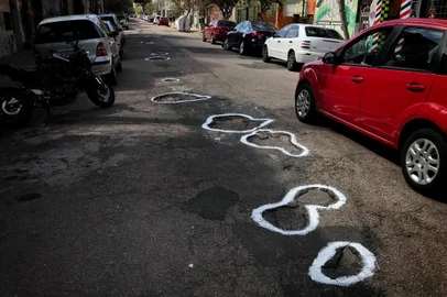  PORTO ALEGRE, RS, BRASIL, 16-08-2018: Buracos sinalizados na rua Lopo Gonçalves, no bairro Cidade Baixa. (Foto: Mateus Bruxel / Agência RBS)
