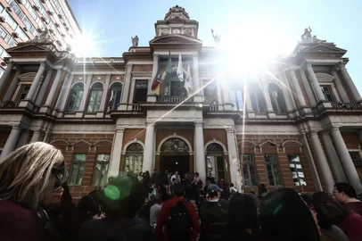  PORTO ALEGRE, RS, BRASIL, 07-08-2018. Municipários em greve ocupam prédio da Prefeitura de Porto Alegre. EM ALTA (CARLOS MACEDO/AGÊNCIA RBS)Indexador: Carlos Macedo