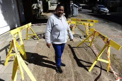  PORTO ALEGRE, RS, BRASIL, 07/08/2018 - A faxineira Andiara Machado dos Santos, 61 anos, caiu dentro de um buraco que se formou na calçada do apartamento onde trabalha, na tarde de sexta-feira (3). Ela saiu para levar os lixos para a rua quando o chão simplesmente desabou. (FOTOGRAFO: RONALDO BERNARDI / AGENCIA RBS)