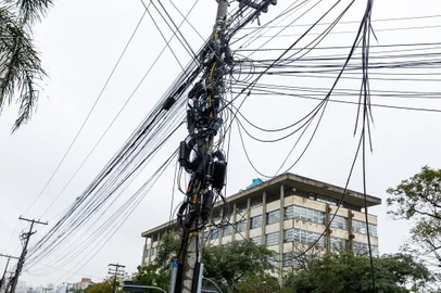  PORTO ALEGRE, RS, BRASIL, 22/08/2018 : Av. Borges de Medeiros, esquina do Trend City Center e cruzamento com Ipiranga.  CAOS DE FIOS: CEEE vai arrancar os fios das concessionárias de telefonia que não organizaram a instalação - a ideia é diminuir o amontoado e os transtornos. (Omar Freitas/Agência RBS)Indexador: Carlos Macedo
