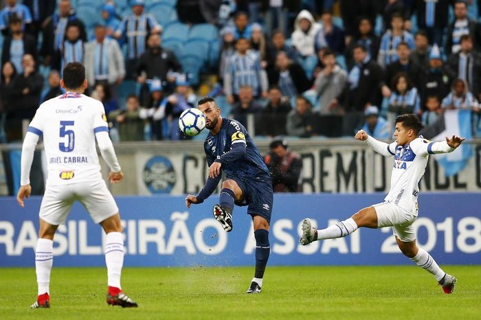 Ficou um gosto amargo, diz Maicon, após empate do Grêmio com o Cruzeiro