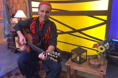 o bageense Marcello Caminha, instrumentista reconhecido no cenário gaúcho, que há mais de 15 anos tem se dedicado também a formação de violonistas e a perpetuação dos ritmos do cancioneiro do sul do Brasil.  