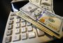 Após semana de alta, dólar recua e fecha a R$ 4,10 