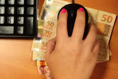 CAXIAS DO SUL, RS, BRASIL, 21/04/2016. Ao contrário dos demais setores do varejo convencional, o e-commerce está em constante ascensão e, em 2015, apresentou um faturamento 26,9% maior do que no ano anterior. Por isso, A Conversion, uma das principais agências digitais do Brasil, divulgou em seu relatório um estudo que analisa um dos mais novos e importantes segmentos da economia. O Relatório Conversion do E-commerce Brasileiro 2016 aponta estimativa de 25% de crescimento no comércio eletrônico e deve movimentar R$ 69,76 bilhões este ano. (Diogo Sallaberry/Agência RBS)