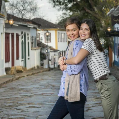 Clique exclusivo para a coluna Sinal Aberto: em Espelho da Vida, Vitória Strada (E) e Julia Lemmertz.