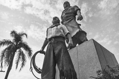 Paixão Côrtes e O Laçador (Porto Alegre, aproximadamente 1985).Foto de divulgação do livro "Assis Hoffmann ¿ O Fotófgrafo Dentro da Cena" (edição da Quem Diria Conteúdo Independente), organização de Cláudia Aragón).