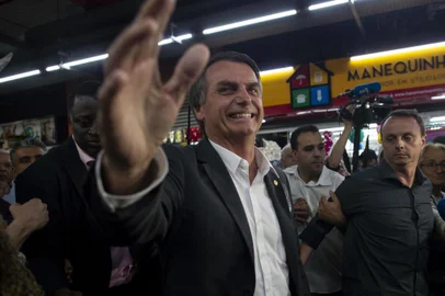  Brazilian presidential candidate Jair Bolsonaro (PSL) visits the Mercadao de Madureira, at the Madureira neighbourhood in Rio de Janeiro, Brazil on August 27, 2018. Bolsonaro is polling in second place for the October 7 first round of voting, after imprisoned frontrunner Luiz Inacio Lula da Silva, and followed by center-right former Sao Paulo governor Geraldo Alckmin and environmentalist Marina Silva.  / AFP PHOTO / Mauro PimentelEditoria: POLLocal: Rio de JaneiroIndexador: MAURO PIMENTELSecao: electionFonte: AFPFotógrafo: STF