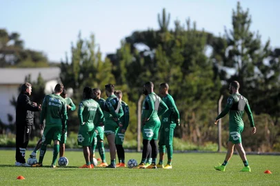  CAXIAS DO SUL, RS, BRASIL 27/08/2018O novo técnico do Juventude, Luiz Carlos Winck comanda o primeiro treino no CT do clube. (Felipe Nyland/Agência RBS)