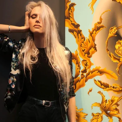Designer de joias caxiense Camila Vieira será a anfitriã do evento Música, Arte e Design, que evidenciará o trabalho do artista plástico gaúcho Patrick Rigon, que foi modelo de sua colação BRISA.