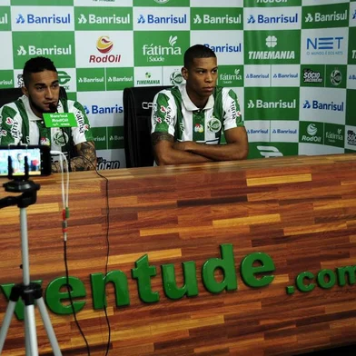 CAXIAS DO SUL, RS. BRASIL, 28/08/2018 - Juventude apresenta reforços e treina para enfrentar o Paysandu, na estreia do novo técnico, Luiz Carlos Winck. NA FOTO: o meia Rafinha (E) e o atacante Hygor. (Marcelo Casagrande/Agência RBS)