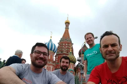 Yangos posa na Catedral de São Basílio, em Moscou. Eles foram selecionados para tocar durante a Copa do Mundo