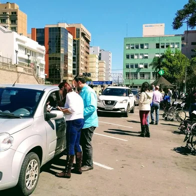 Ato simbólico conscientizou motoristas e entregou material informativo destacando importância de não ocupar vagas exclusivas para pessoas com deficiência.