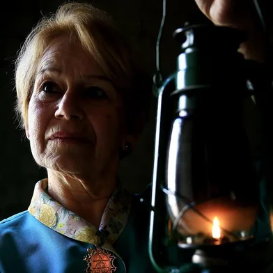  PORTO ALEGRE, RS, BRASIL, 29-08-2018: Vera Aguiar segura lampião com a chama mãe, que garante o acendimento da Chama Crioula caso o fogo apague, na 1ª Região Tradicionalista, na zona sul. Ela é a guardiã da Chama Crioula no local até seu acendimento no Acampamento Farroupilha. (Foto: Mateus Bruxel / Agência RBS)