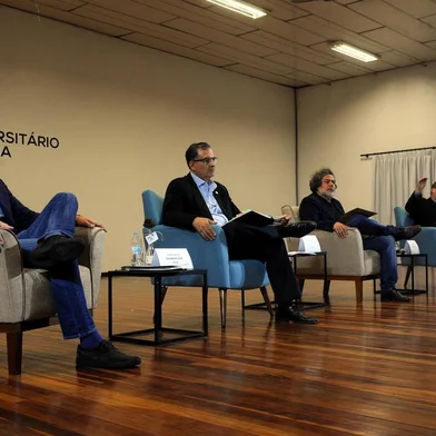 FARROUPILHA, RS, BRASIL, 30/08/2018. UCS - Campus Uiversitário de Farroupilha -  Painel com candidatos ao governo do Estado: Eduardo Leite (PSDB), Jairo Jorge (PDT), Júlio Flores (PSTU) e Roberto Robaina (Psol). (Porthus Junior/Agência RBS)