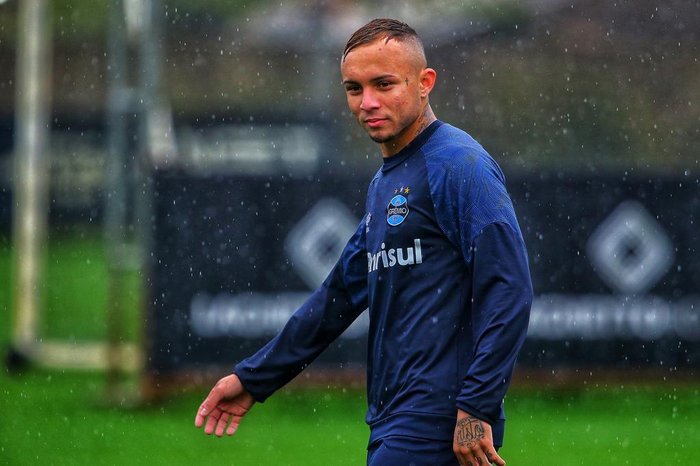 Grêmio recebe o Botafogo para tentar voltar ao G-4