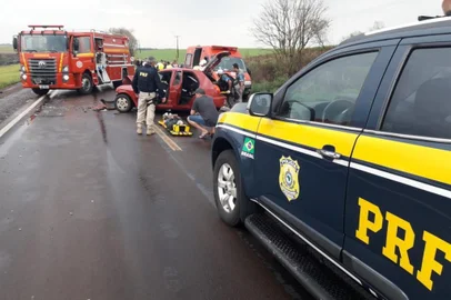 Um acidente envolvendo dois carros na BR-158, em Boa Vista das Missões, no norte do Estado, deixou três pessoas mortas e três feridas na tarde desta sexta-feira (31). 
