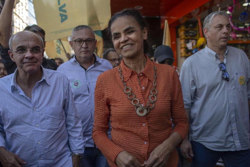 Brazilian presidential candidate for the REDE party Marina Silva (C) goes for a walk a meeting with young local community leaders at Rodo Square in Sao Goncalo, Rio de Janeiro state, Brazil on August 31, 2018.  / AFP PHOTO / Mauro Pimentel