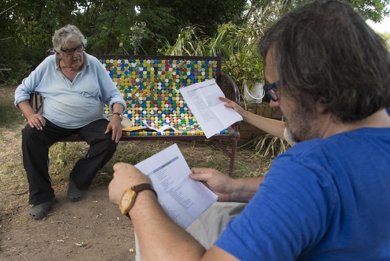 documentário El Pepe, una vida supremaIn this file picture taken on December 12, 2016 Uruguayan former President and guerrillas Jose Mujica (L) speaks during the shooting of an interview by director Emir Kusturica (R) at his home in Montevideo.A film about Mujica -a former member of the left-wing MLN-Tupumaros rebels -- nicknamed the Robin Hood guerrillas- is due to premiere at the Venice Film Festival starting on August 29, 2018. As well as robbing the rich to feed the poor, the MLN-Tuparamos committed a number of violent crimes, including kidnappings and murders, for which he remains unapologetic. / AFP PHOTO / Pablo PORCIUNCULA BRUNE