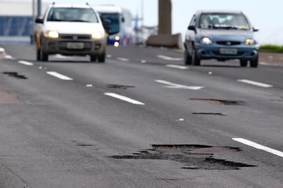  PORTO ALEGRE - BRASIL - Buracos na freeway treicho da rodovia entre Poa e Osório . 2 meses depois de a Concepa ter saído. Capital Litoral km 94 (FOTO: LAURO ALVES)